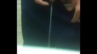 Quay lén thằng em họ đái