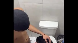 Mamando mlk do pauz&atilde;o escondido no banheiro da balada&excl;