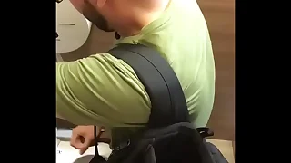 Punheta nerd &lpar;banheir&atilde;o&rpar;